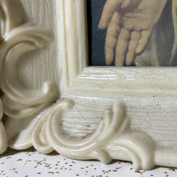 2 identical plastic frames with prints of Jesus and Mary religious art - Picture 6 of 9